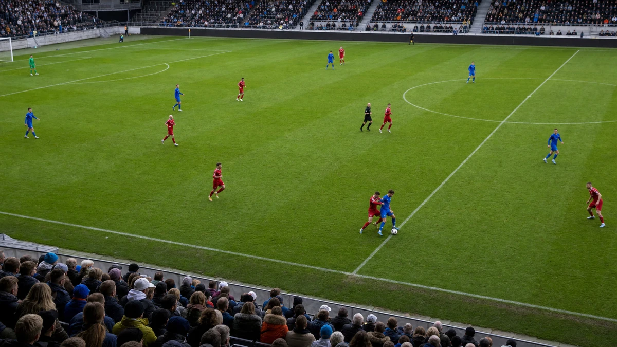 Spelmoment från en fotbollsmatch i Allsvenskan.
